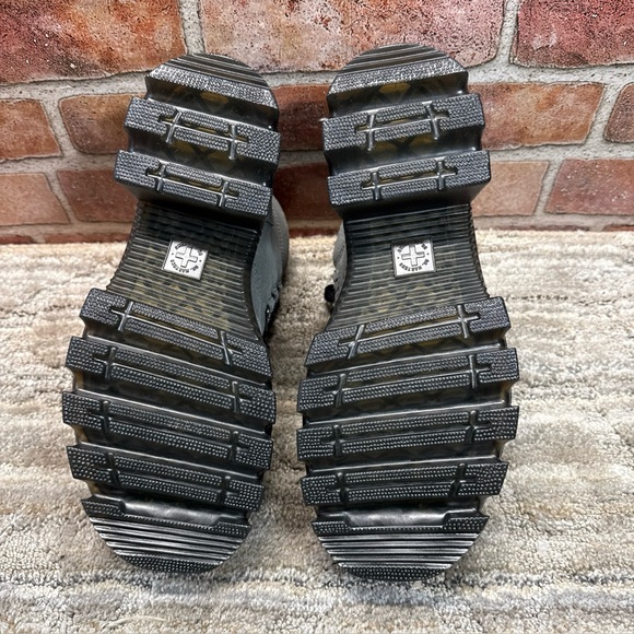 Dr. Martens Corran 3I 3-Eye Suede Heeled Boots Women’s Size 7 Grey Wednesday NEW - Picture 8 of 15